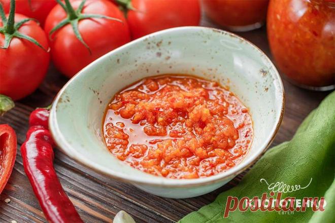 Коли захотілося гостренького. Рецепт смачної аджики на зиму Я вирішив поділитися рецептом домашньої вареної аджики на зиму. Її дуже зручно потім додавати до пасти, до основних м'ясних страв або до супів і рагу.