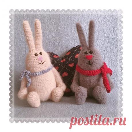 I've been feeling a little bit sorry for Cheerful Phil as everyone around here is ignoring him, so I made him a girly friend. 🐰🐰💕 Can't for the life of me think of a name for her though. Any ideas? 
#toys #softies #crochet #rabbit #amigurumi #amigurumirabbits #cheerfulphil #madebyme #knitamiracle #crochetersofinstagram