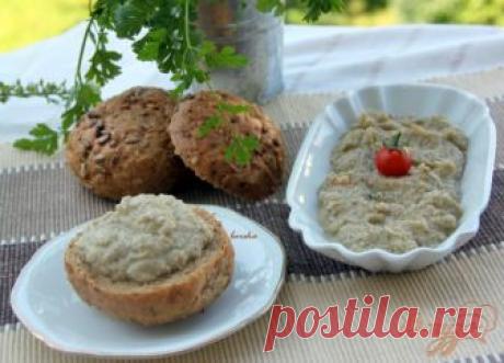 Паштет из баклажанов по-еврейски - пошаговый рецепт с фото Очень нежный паштет! Невозможно угадать из чего же он был приготовлен... Рецепт с историей:У одного израильского торговца намечалась субботняя трапеза, в меню которой был печёночный паштет. Но ему удалось так удачно продать всю куриную печень, что на свой стол и не хватило. Его повар не растерялся и приготовил паштет из баклажанов, которых было в изобилии. Паштет так понравился, что в итоге стал неотъемлемой частью...