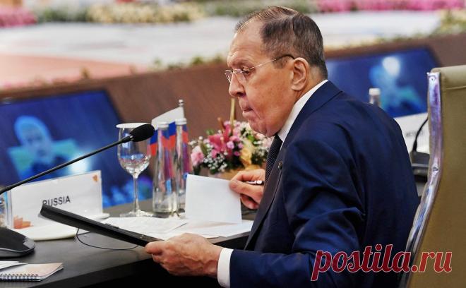 Лавров извинился перед Индией за устроенный Западом «балаган» на G20. Министр иностранных дел России Сергей Лавров на встрече глав МИД G20 в Дели заявил, что хотел бы извиниться перед Индией и коллегами «из стран глобального Юга» за «непотребное поведение западных делегаций», передает «РИА Новости».