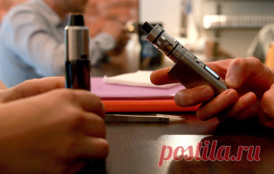 В ГД подготовят дорожную карту законодательных мер по полному запрету вейпов. Вице-спикера Госдумы Шолбан Кара-оол отметил, что целью является защита "будущего поколения от никотиновой зависимости"