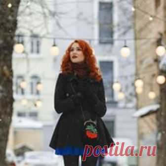 Я долго всегда отхожу от обмана  Я долго порой отхожу от обмана, Но всякая ложь обостряет чутьё К себе самому.  Это даже не странно – Нуждаться в надежде.  Куда без неё?  И, словно живые, колышутся шторы, И в комнате снова царит тишина. И  в час предрассветный, неважно который, Ни смерть, ни разлука уже не страшна.  К чему-то прид...