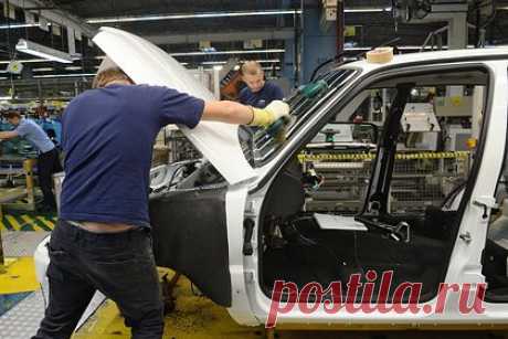 «АвтоВАЗ» поднимет зарплаты для комплектации штата. «АвтоВАЗ» поднимет зарплаты сотрудникам предприятия и дочерних компаний в Тольятти и Ижевске на 9 процентов. Руководитель профсоюзной организации завода Сергей Зайцев в ходе совещания с президентом компании Максимом Соколовым предложил изменить дату индексации тарифных ставок с 1 июля на 1 февраля этого года.