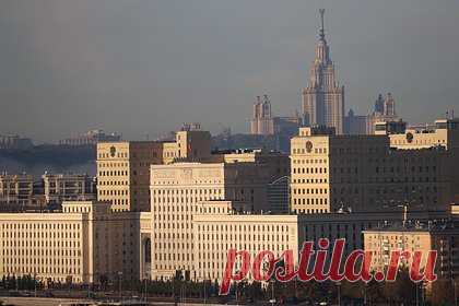 В МГУ открылась сгенерированная нейросетью выставка. Медиа экспозиция «Эхо героев», посвященная известным выпускникам МГУ, открылась в атриуме Ломоносовского корпуса университета. Был создан специальный куб, внутри которого гостей встречает виртуальный русский ученый Михаил Ломоносов, после чего пространство зала «оживает».