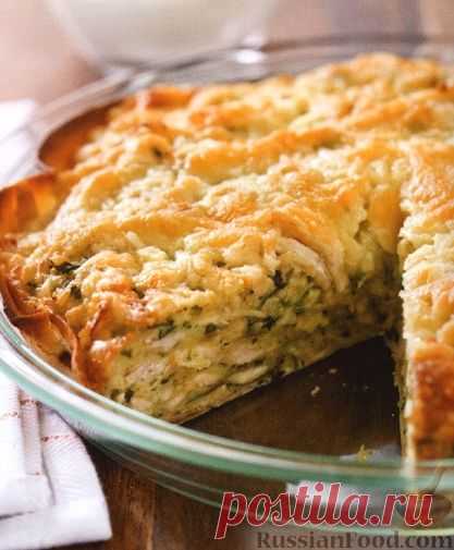 Пирог с куриным мясом, острым перцем и сыром. Для этого пирога не нужно замешивать тесто, в качестве основы используется лепешка тортилья или лаваш, а для начинки понадобится куриное мясо, острый перец, сыр и специи.