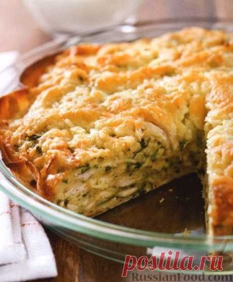 Пирог с куриным мясом, острым перцем и сыром. Для этого пирога не нужно замешивать тесто, в качестве основы используется лепешка тортилья или лаваш, а для начинки понадобится куриное мясо, острый перец, сыр и специи.