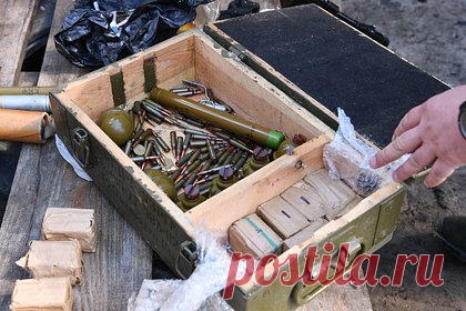 Росгвардия в сентябре изъяла полмиллиона боеприпасов ВСУ в ЛНР. В Луганской народной республике (ЛНР) росгвардейцы нашли полмиллиона боеприпасов в схронах Вооруженных сил Украины (ВСУ) за прошедший месяц. Среди находок были патроны к стрелковому оружию, 2,5 тысячи артиллерийских и 20 реактивных снарядов, 2,3 тысячи гранат, 59 гранатометов и 124 противотанковые управляемые ракеты.