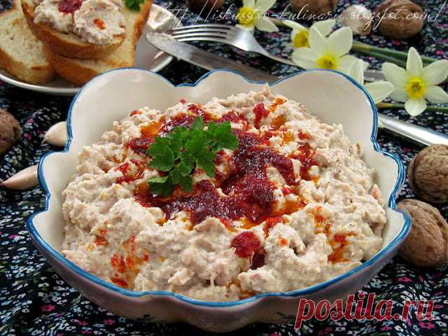 Курица по-черкесски (Çerkes tavuğu) 



Курица по-черкесски - это очень вкусная и популярная турецкая закуска из отварной курицы, разобранной на мелкие волокна, залитой вкуснейшим орехово-хлебным соусом. Не смотря на название блюдо все-…