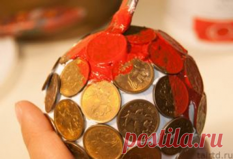 🎄Делаем новогодний оберег своими руками - талисман на деньги, удачу и финансовое благополучие ❄️  Сегодня мы создадим своими руками оберег или талисман для привлечения в ваш дом богатства и удачи.
Это делается с помощью простой деревянной ложки, которая наверняка есть у каждого из вас дома.
А теперь о том, как ее можно сделать своими руками.
Для этого нам понадобится:
• Деревянная ложка
• Акриловая краска
• Клей (момент, эпоксидный)
• Ажурный кулон (для украшения)
И приступаем к работе!
1. Бер…