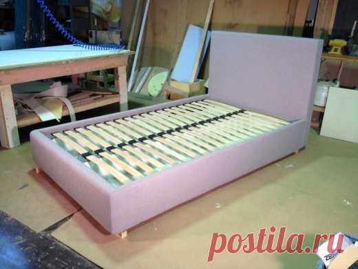 Изготовление простой кровати. (Очень подробный мастер-класс) 


 
Небольшая обзорная фото презентация изготовления полуторной кровати на мебельном производстве. Дома возможно сделать похожую модель для спальни даже, если нет профессионального оборудования. Для …