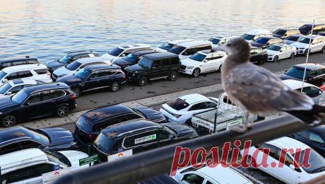 Прощайте, Toyota и BMW: драконовский утильсбор вступил в силу. С 1 декабря 2025 года вступили в силу новые правила расчета утильсбора на импортные автомобили. Стоимость ввоза большинства иномарок для личного пользования выросла от трех-пяти тысяч рублей до нескольких миллионов. О том, что стало с импортом автомобилей в Россию из-за реформы утильсбора, -- в материале &quot;Газеты.Ru&quot;.