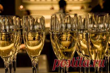 Названы самые популярные в России бренды игристых вин. В число самых популярных у россиян игристых вин в этом году не вошли напитки под брендами Martini и Mondoro, сообщается в исследовании компании NielsenIQ. В период с января по сентябрь наибольшей популярностью у граждан России пользовался напиток марки Santo Stefano, второе место заняло шампанское марки «Абрау-Дюрсо».