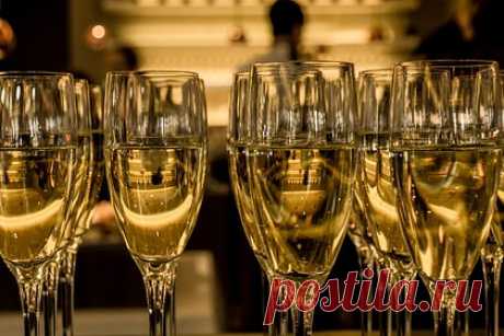 Названы самые популярные в России бренды игристых вин. В число самых популярных у россиян игристых вин в этом году не вошли напитки под брендами Martini и Mondoro, сообщается в исследовании компании NielsenIQ. В период с января по сентябрь наибольшей популярностью у граждан России пользовался напиток марки Santo Stefano, второе место заняло шампанское марки «Абрау-Дюрсо».