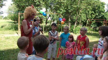 Смех наших детей-для нас  счастье!
Нет войны   светит солнце, смотрит мать в свое оконце......