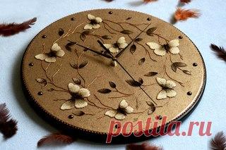 Уважаемые мастерицы, дорогие друзья, всем доброго дня! Хочу показать вам свою новую работу в технике витражной росписи. Пока очень нравится делать работы в монохроме, здесь я использовала всего лишь два цвета акриловых красок для создания фона, и 2 цвета витражных красок, тех же оттенков. 
Часы 