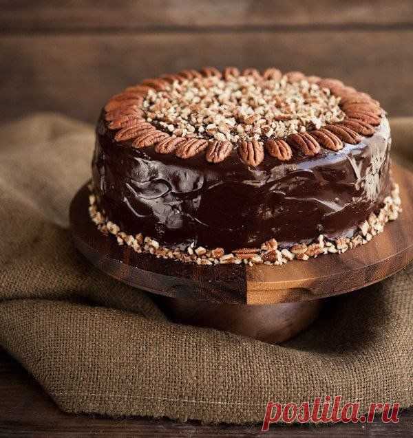 Шоколадный торт с фисташками