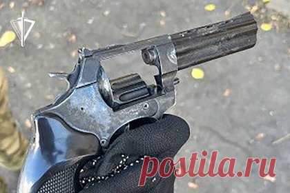 Росгвардейцы задержали подозреваемого в пособничестве националистам россиянина. Росгвардейцы совместно с сотрудниками военной контрразведки задержали жителя Запорожской области, подозреваемого в пособничестве националистам. По месту его жительства были обнаружены предметы, схожие с холодным и дробящим оружием, револьвер, наградной кортик с нацисткой символикой и государственные символы Украины.