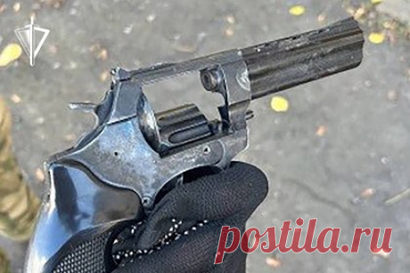 Росгвардейцы задержали подозреваемого в пособничестве националистам россиянина. Росгвардейцы совместно с сотрудниками военной контрразведки задержали жителя Запорожской области, подозреваемого в пособничестве националистам. По месту его жительства были обнаружены предметы, схожие с холодным и дробящим оружием, револьвер, наградной кортик с нацисткой символикой и государственные символы Украины.