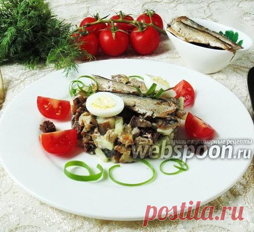 Салат со шпротами, баклажанами и сухариками