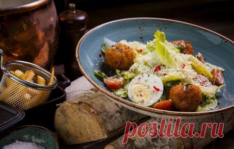 Салат «Цезарь»: история и оригинальные рецепты