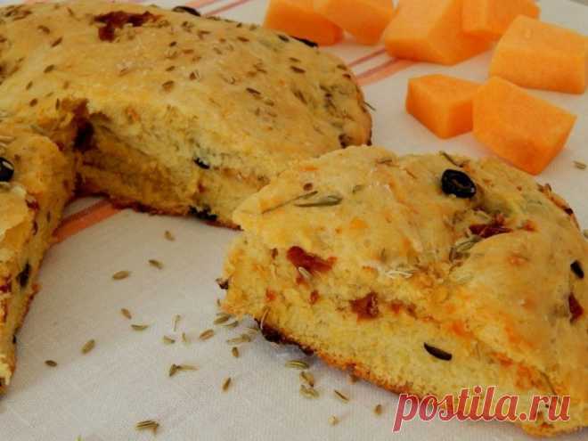 ​Тыквенный пирог с вялеными томатами Ингредиенты:Пюре тыквенное — 200 гВяленые томаты — 6 шт. Оливки — 4 ст. л.
Мука — 400 г Дрожжи — 15 г Масло оливковое — 75 мл Розмарин (свежий) — 2 веточки Укроп (семена) — 2 ст. л. Вода — 150 мл
Соль...