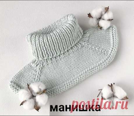 Как связать МАНИШКУ спицами

На ОГ 50 см 2 мотка пряжи SuperSoft LG (125 м 50 г) и круговые спицы номер 5 на леске 40 см. Можете ещё использовать маркеры для отметки регланных линий.
Вяжем в две нити.

Вяжем манишку, описание работы

Набираем на спицы 62 петли (+1п. для замыкания вязания в круг) и вяжем резинкой 1х1 до нужной вам высоты у меня 18-20 см.

Далее из общего количества петель вычитаем 4 петли (это будут линии реглана), остаётся 58 петель. Их делим следующим обр...