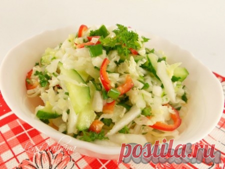 Простой салат из пекинской капусты - рецепт с фото Очень вкусный, хрустящий и совершенно простой салат из пекинской капусты. Пекинская капуста очень полезна и она нежнее белокочанной, а огурцы и зелень придают весеннюю свежесть. Такой салатик прекрасно дополнит любое блюдо.