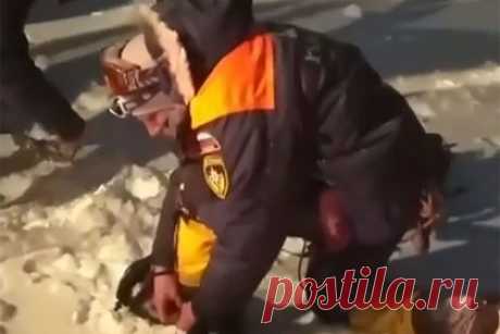 Спасательную операцию МЧС на Эльбрусе сняли на видео. МЧС показало на видео кадры операции по спасению альпинистов на Эльбрусе. На 10-секундном ролике видно, как бойцы спасотряда работают в условиях сильной пурги и 20-гадусного мороза. Видимость в районе операции не превышает одного метра. Поиски пропавших ведутся на высоте свыше 5 тысяч метров.