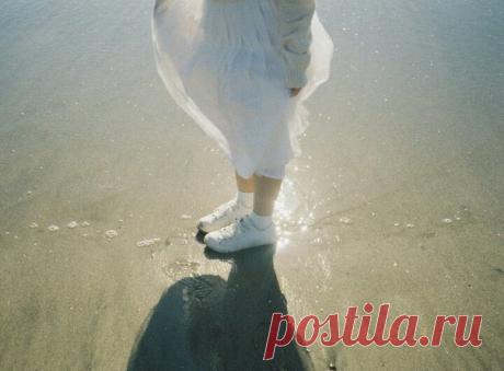 В каждом мгновении чувствовать весну.
Слышать дыхание солнца, улавливая его такт.
Ощущать прикосновения тёплых весенних рук
И быть счастливым просто так...

Виктория Дорн.