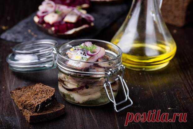 Быстрые закуски с селедкой: захочется съесть все сразу! - БУДЕТ ВКУСНО! - медиаплатформа МирТесен В нашей стране ни один праздничный стол не обходится без блюд на основе селёдки. Она настолько популярна, что с ней готовят различные салаты и закуски. В сравнении с другими продуктами, в селедке содержится большое количество Омега-3, йода и витамина D. Из соленой селёдки можно приготовить огромное