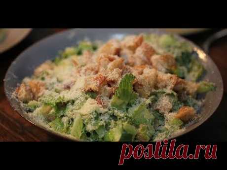 Салат Цезарь с курицей гриль от Гордона Рамзи