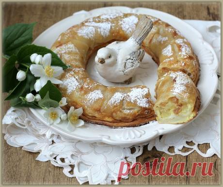 Слоеное кольцо с яблочной начинкой