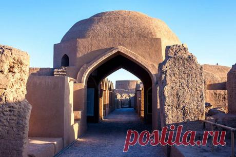 Какие секреты хранит древний глинянный город Бам, который появился на 200 лет раньше Рима