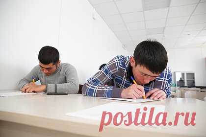 Минтруд предложил не брать на работу мигрантов без одного навыка
