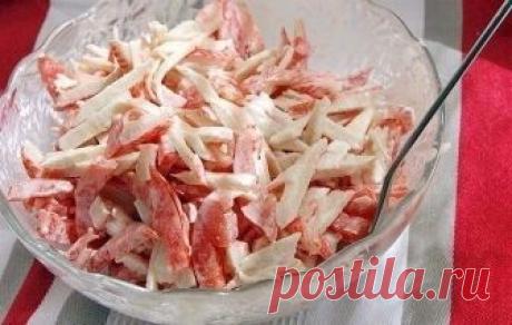 САЛАТ "КРАСНОЕ МОРЕ"
И вкусно и красиво 

Ингредиенты:

* 250 г крабовых палочек
* 2-3 помидора
* 1 красный болгарский перец (я делала без него)
* 150 г твёрдого сыра
* 2 зубчика чеснока
* майонез

Приготовление:

Крабовые палочки порезать соломкой.
Помидоры порезать дольками, удалить семена и всю жидкость, порезать соломкой.
Перец почистить и тоже порезать соломкой.
Сыр натереть на тёрке.
Чеснок через пресс.
Всё смешать и заправить майонезом.
Ну очень вкусно!