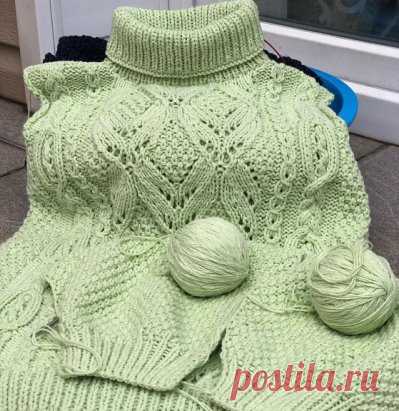 Осталось немного поднажать на рукава..надеюсь сегодня минус один процесс🧶🧶кстати цвет передался очень правильно..напомню Ализе Пуффи файн..вискоза акрил..в две нити..думаю уйдёт ровно 400 грамм..свитер вяжу на внучку-5-6 лет..спицы 4..фото этикетки можно посмотреть в профиле#вяжутнетолькобабушки #моехобби #хомякбезпряжи #хэндмэйд #вяжемдетям#вязание#вязаниеспицами #ажурныеузоры#люблювязать #модноевязание #instaknitting #handmade #sweater