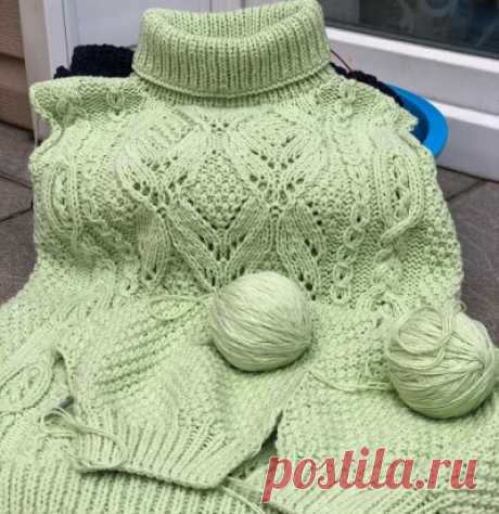 Осталось немного поднажать на рукава..надеюсь сегодня минус один процесс🧶🧶кстати цвет передался очень правильно..напомню Ализе Пуффи файн..вискоза акрил..в две нити..думаю уйдёт ровно 400 грамм..свитер вяжу на внучку-5-6 лет..спицы 4..фото этикетки можно посмотреть в профиле#вяжутнетолькобабушки #моехобби #хомякбезпряжи #хэндмэйд #вяжемдетям#вязание#вязаниеспицами #ажурныеузоры#люблювязать #модноевязание #instaknitting #handmade #sweater