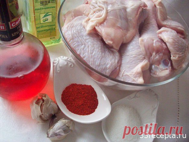 Курица в кисло-сладком соусе
Ингредиенты:
- куриные окорочка (3-4 шт, около 1 кг.);
- винный уксус (0,5 стакана);
- оливковое масло (0,5 стакана);
- паприка (2 ст. ложки);
- сахарный песок (2 ст. ложки);
- чеснок (3-4 зубчика);
- соль (1 ч. ложка);
- перец по вкусу.