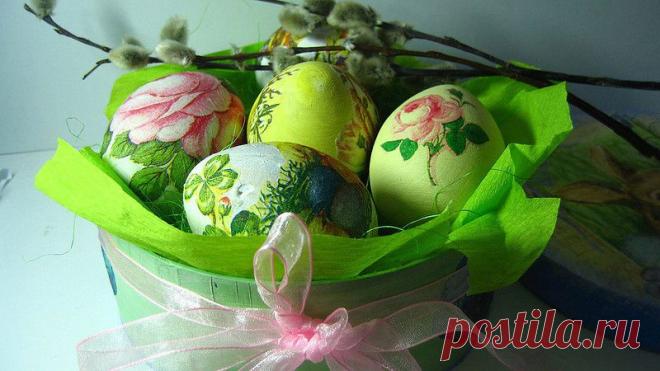 Сегодня праздник благодатный –День воскресения Христа,И колокольный звон отрадный Несётся эхом в небеса.Не упустите же свой шанс И примиритесь нынче с Богом.И станет главным этот час,И будет светлою дорога.По жизни с Господом идти Пусть нелегко, но так надёжно!Убережёт Он вас в пути От ям и рытвин придорожных,Своей любовью защитит От безысходности и боли,Здоровьем вас благословит По своей милости и воле.Пусть Пасха станет в этот раз Отсчётом новой, светлой жизни.Христос воскрес! Он любит вас!Ход