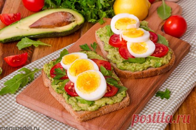 Завтрак с авокадо и яйцом | Меню недели Эти полезные и вкусные сэндвичи с авокадо и яйцом можно приготовить на завтрак или перекус. Условие одно - подавать на завтрак сразу, чтобы авокадо не потемнело.