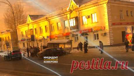 В Кемерово машина протаранила остановку, есть пострадавший. Легковой автомобиль въехал в остановку &quot;Парк Ангелов&quot; на проспекте Ленина в Кемерово. Об этом пишет портал &quot;Новости Кузбасса&quot; со ссылкой на очевидцев, которые опубликовали фото и видео. Судя по кадрам, не обошлось без ...