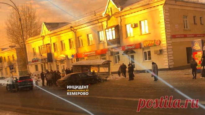 В Кемерово машина протаранила остановку, есть пострадавший. Легковой автомобиль въехал в остановку "Парк Ангелов" на проспекте Ленина в Кемерово. Об этом пишет портал "Новости Кузбасса" со ссылкой на очевидцев, которые опубликовали фото и видео. Судя по кадрам, не обошлось без ...