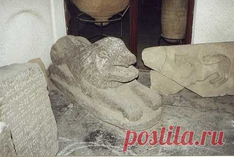 Գեղարդի ներքին ժամատան հայտնի առյուծների, այծի քանդակները շատերին է հետաքրքրում, թե ինչո՞ւ են առյուծները շխթայված։Եթե լավ նայենք կտեսնենք որ առյուծների պոչերը /վիշապ/ օձեր են։Այդպիսի մի առյուծի պատկեր կա Վանի թանգարանում/թուրքիա/ թվագրված մթա 800թվական։Արդյոք քիմեռներ չե՞ն պատկերված Գեղարդի ժամատանը, որոնք շղթայված են որպես խորհրդանիշ լեռան հրաբխածին հատկությանը։
/Քիմեռ, հին հունական դիցաբանության մեջ առյուծի մարմնով, եռագլուխ ԵՂՋԵՐՈՒԱՔԱՂ։Համեմատեք
2.Վանի թանգարանում այսպես է ցուցադրվում