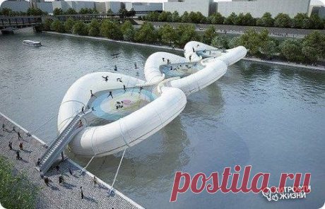 Мост-батут в Париже