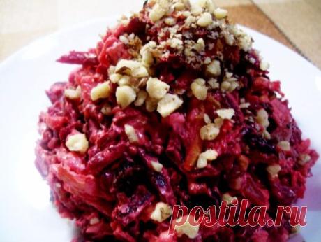 Очень вкусный салатик — «Пиковая дама» 
Свёклу для салата следует брать насыщенного бордового цвета. Салат можно заправлять и майонезом, и оливковым маслом.
Ингредиенты:
— 1 свекла
— 1 соленый огурец
— 2 зубчика чеснока
— 35 гр грецких орехов
— 1 яблоко
— 80 гр майонеза
— 35 гр чернослива
Для приготовления салата нужно взять вареную свеклу, соленый огурец, ядра грецких орехов, зеленое яблоко, чернослив, чеснок и майонез.Свеклу очистить и натереть на крупной терке.
Чернослив залить горячей вод