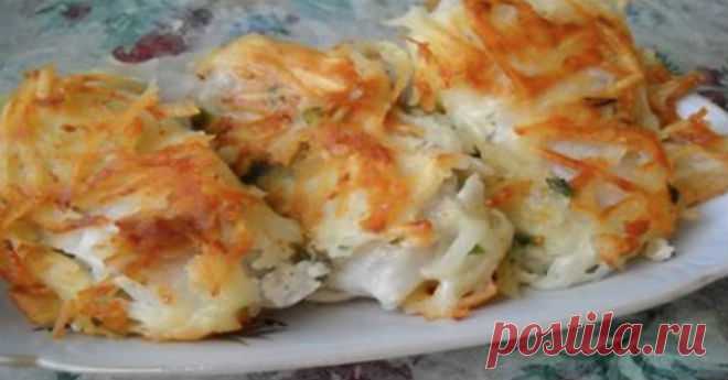 А у меня еще очень вкусный праздничный рецепт жареной рыбы под тертой картошкой — настоящее ресторанное блюдо! А у меня еще очень вкусный праздничный рецепт жареной рыбы под тертой картошкой — настоящее ресторанное блюдо! Поджаристый, хрустящий, как чипсы, картофель — и нежная, сочная, мясистая рыба внутри. Это действительно божественно вкусно и красиво! Поверить сложно, что из простых ингредиентов получается настоящая кулинарная бомба! Готовила ее уже несколько раз — и всегда с успехом. …