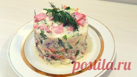 Салат на праздничный стол с колбасой и рисом. Видео рецепт Для приготовления салата нам понадобиться:450 гр. колбасы1/3 стакана сырого риса1 большой огурец2 помидорки2 куриных яйца1 небольшая красная луковицасоль по вкусумайонез для заправкизелень по желаниюрастительное масло для обжарки колбасыПростой и короткий видео рецепт приготовления салата: