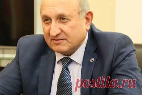ФСБ задержала лидера одного из самых влиятельных на Северном Кавказе кланов. Сотрудники ФСБ по Ингушетии задержали в Назрани лидера влиятельного на Северном Кавказе религиозного клана баталхаджинцев, руководителя контрольно-счетной палаты республики Мустафу Белхороева. Задержанного подозревают в незаконном хранении огнестрельного оружия, оно было изъято в ходе обыска.