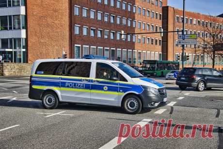 В Германии избили популярного 18-летнего «мастера доносов». В Германии футбольные фанаты накинулись на 18-летнего немца, который стал автором более 4 тыс. доносов на нарушителей правил парковки.