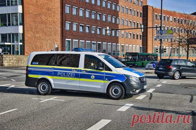 В Германии избили популярного 18-летнего «мастера доносов». В Германии футбольные фанаты накинулись на 18-летнего немца, который стал автором более 4 тыс. доносов на нарушителей правил парковки.